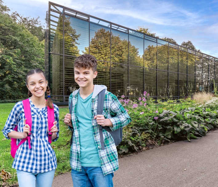 Naturparkhaus Raesfeld Zwei Kinder vor dem Lernort PhnämexX Schülerlabor im Naturparkhaus Raesfeld