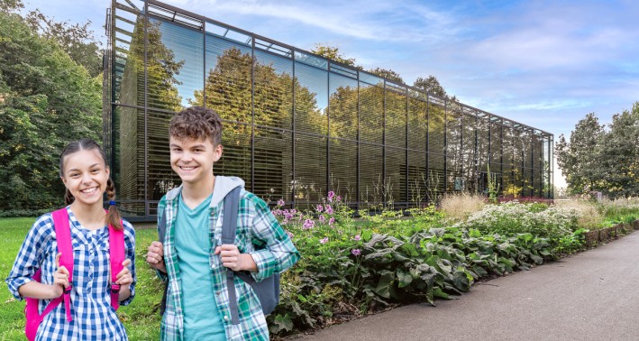 Zwei Kinder vor dem Lernort PhnämexX Schülerlabor im Naturparkhaus Raesfeld
