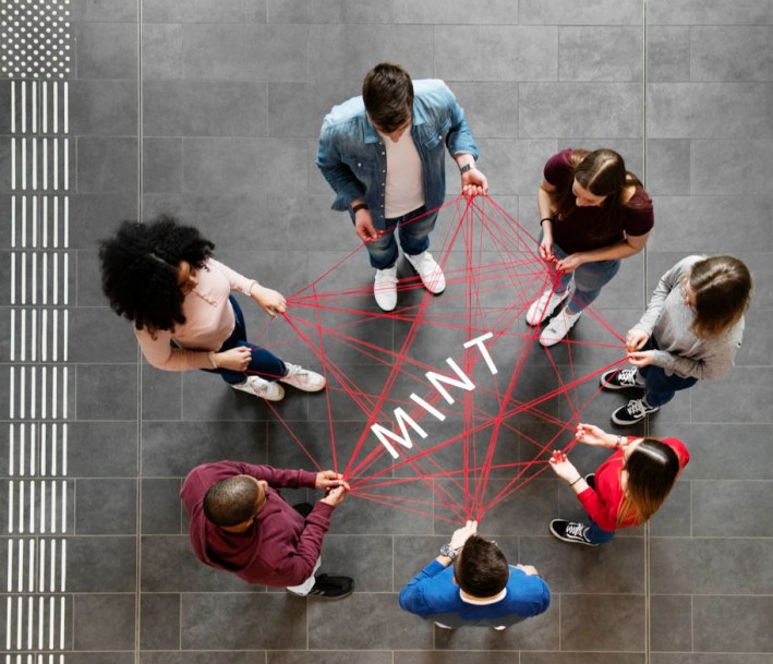 Luftaufnahme einer Gruppe von Schüler*innen vor dem Technikzentrum Südwestfalen gGmbH.