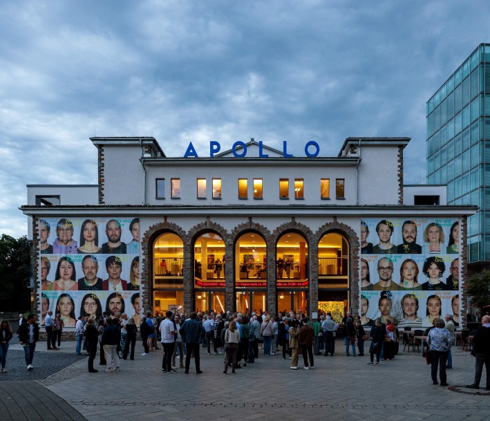 Menschen vor der Fassade des Apollo Theaters in Siegen