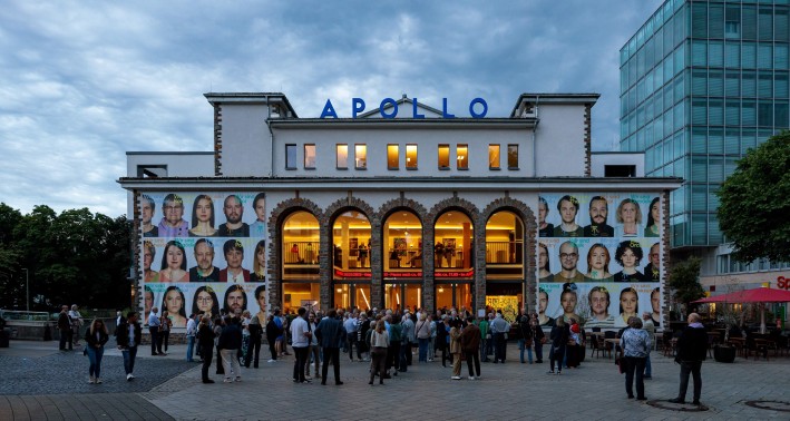 Menschen vor der Fassade des Apollo Theaters in Siegen