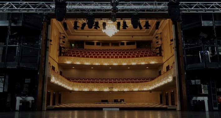 Blick von der Bühne in den Theatersaal des Lernorts Stadtteather Minden