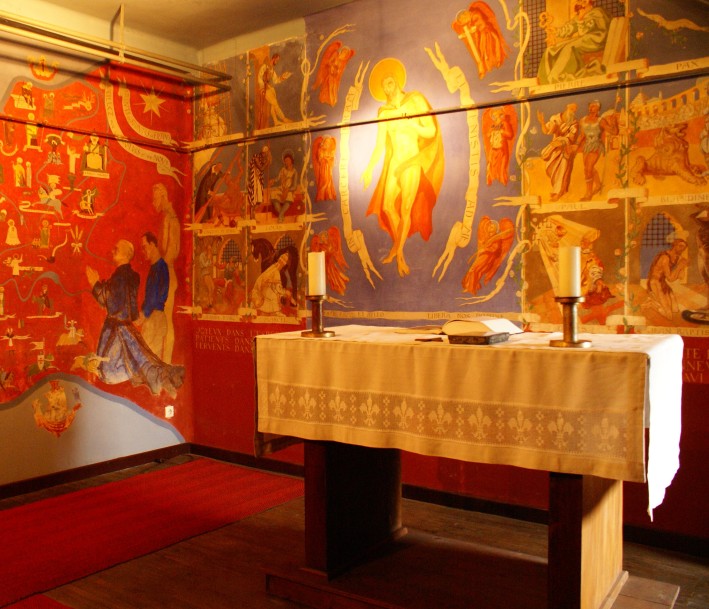 Innenraum des Lernorts Gedenkstätte Französische Kapelle Soest mit Altar und rötlicher Wandbemalung