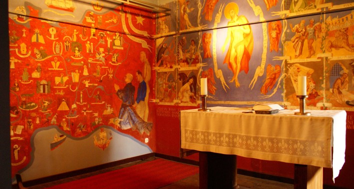 Innenraum des Lernorts Gedenkstätte Französische Kapelle Soest mit Altar und rötlicher Wandbemalung