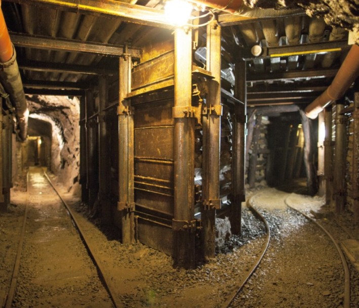 Besuchertrecke in der Grube Silberhardt, Blick in das Bergwerk mit Schienen und Schacht