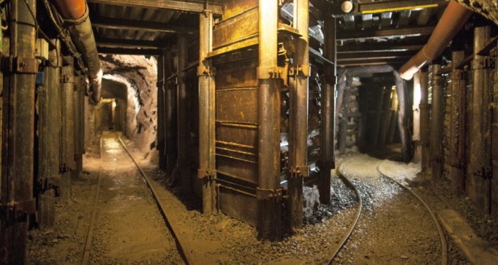 Besuchertrecke in der Grube Silberhardt, Blick in das Bergwerk mit Schienen und Schacht