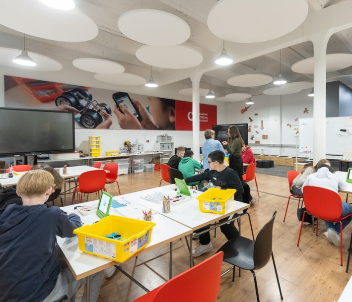 Jugendliche tüfteln und coden