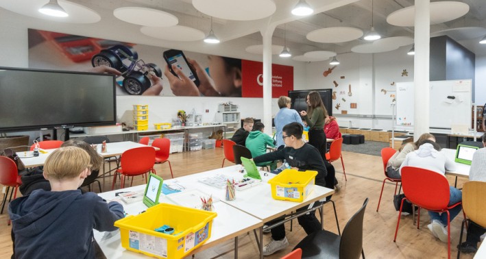 Jugendliche tüfteln und coden