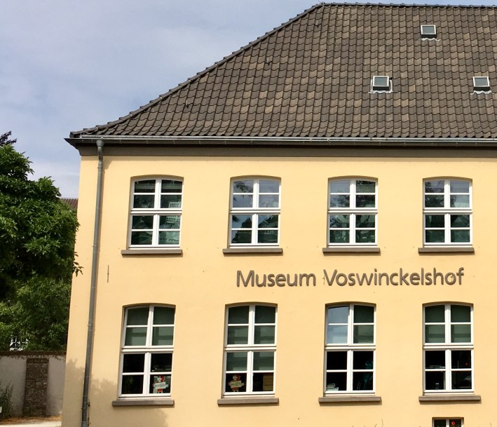 Hellgelbe Fassade des Museums mit Schriftzug Museum Voswinckelshof