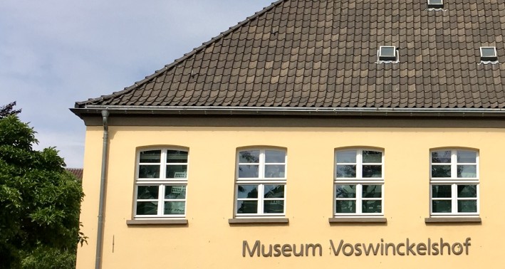 Hellgelbe Fassade des Museums mit Schriftzug Museum Voswinckelshof