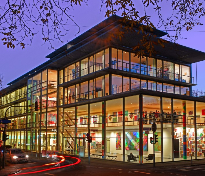 Glasfront bei Nacht des Lernorts Arithmeum