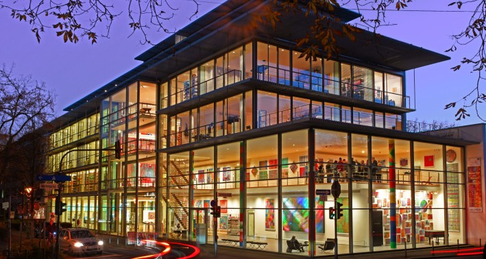 Glasfront bei Nacht des Lernorts Arithmeum