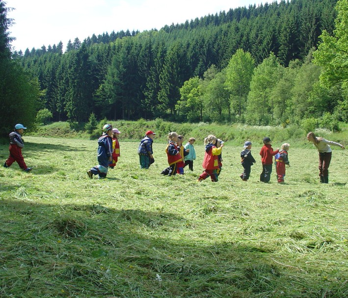 Ansicht von Süden | Kinder auf einer Wiese