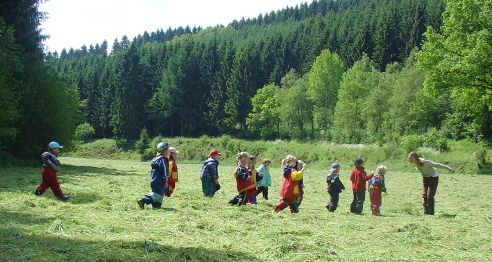 Ansicht von Süden | Kinder auf einer Wiese