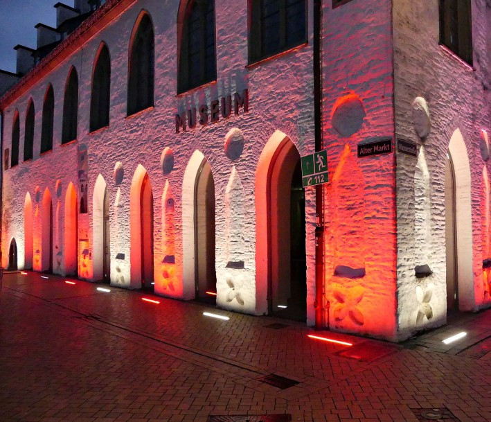 rot beleuchtete Fassade des Südsauerlandmuseums