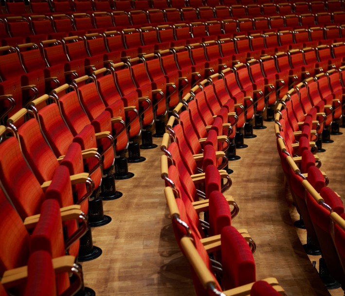 rote Sitzreihen im Konzertsaal der Kölner Philharmonie