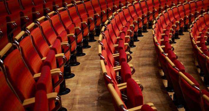 rote Sitzreihen im Konzertsaal der Kölner Philharmonie