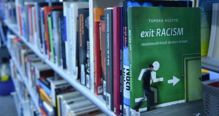 Ein Blick auf ein Bücherregal des Lernorts Mediathek gegen Rassismus und Diskriminierung