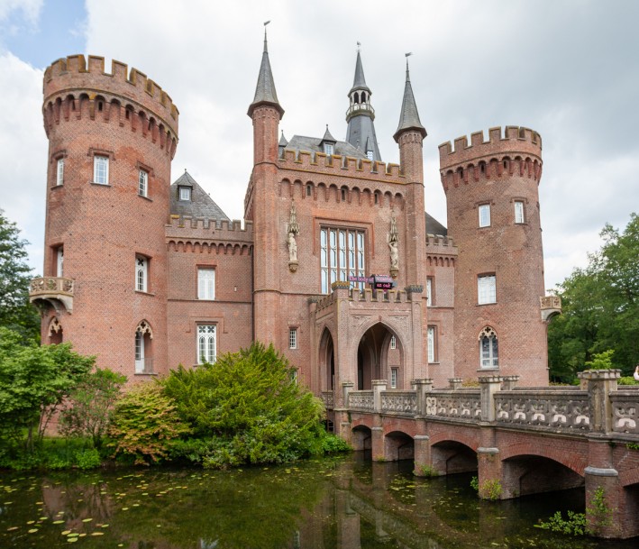 Schloss Moylandmit Burggraben, umrahmt von Grün