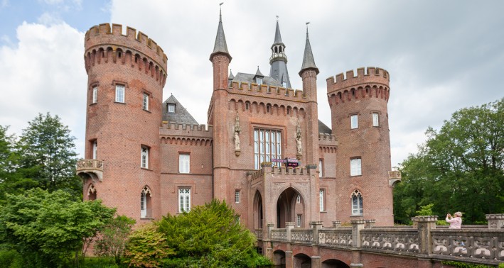 Schloss Moylandmit Burggraben, umrahmt von Grün
