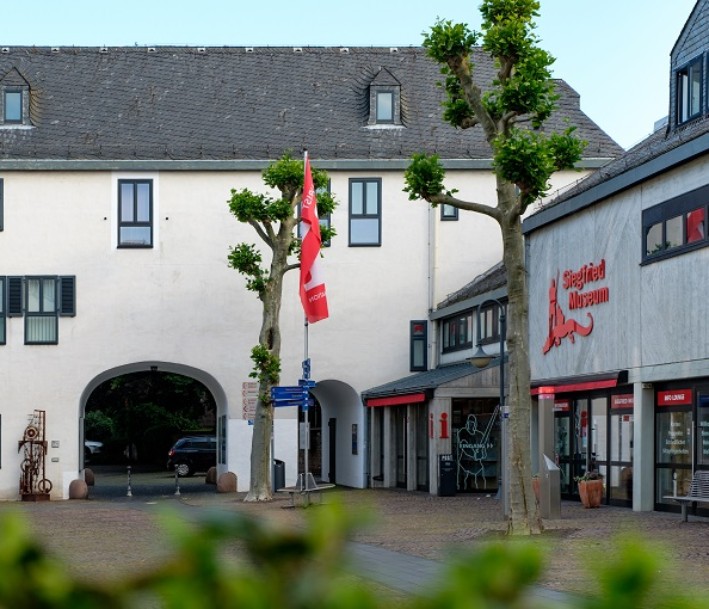 Außenansicht des Museums, das sich über historische und zum Teil rekonstruierte Gebäude erstreckt.