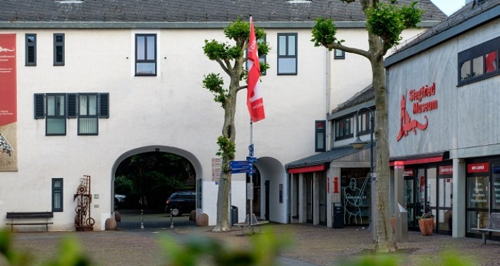 Außenansicht des Museums, das sich über historische und zum Teil rekonstruierte Gebäude erstreckt.