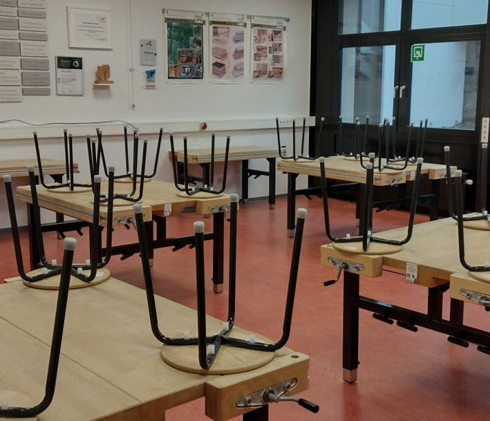 Der Werkraum mit Gruppentischen der Holzmanufaktur Harsewinkel