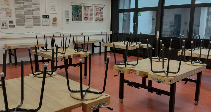 Der Werkraum mit Gruppentischen der Holzmanufaktur Harsewinkel