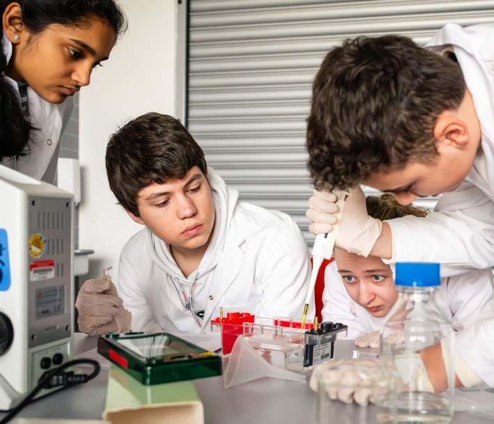 Schüler*innen im Labor des zdi in der Hochschule Hamm-Lippstadt 