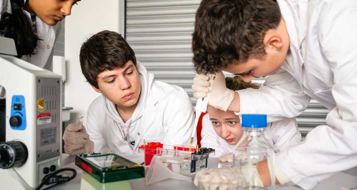 Schüler*innen im Labor des zdi in der Hochschule Hamm-Lippstadt 