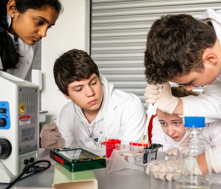 Schüler*innen im Labor des zdi der Hochschule Hamm-Lippstadt
