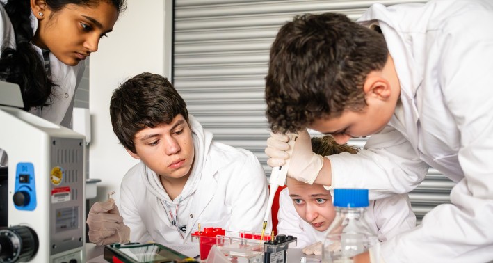 Schüler*innen im Labor des zdi der Hochschule Hamm-Lippstadt