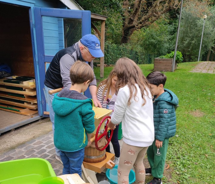 Schüler und Schülerinnen am Lernort der NABU Aachen