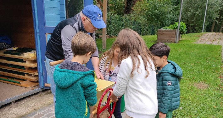 Schüler und Schülerinnen am Lernort der NABU Aachen