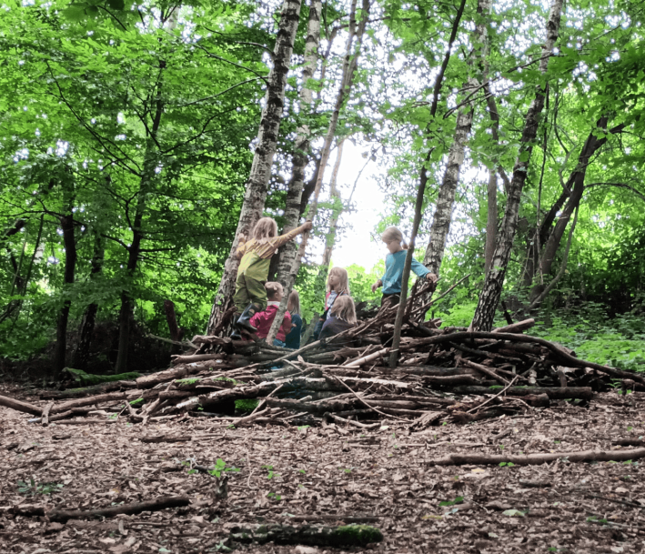 Lernort Wald mit Schüler und Schülerinnen