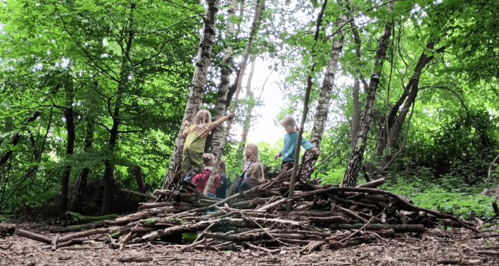 Lernort Wald mit Schüler und Schülerinnen