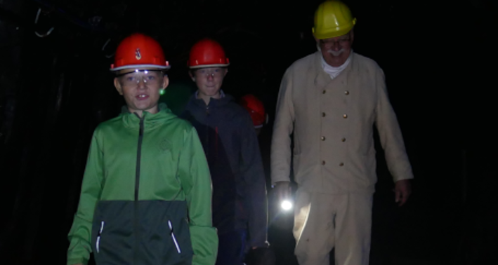 Eine Schüler'innengruppe durchquert den Lernort Besucherbergwerk Kilianstollen