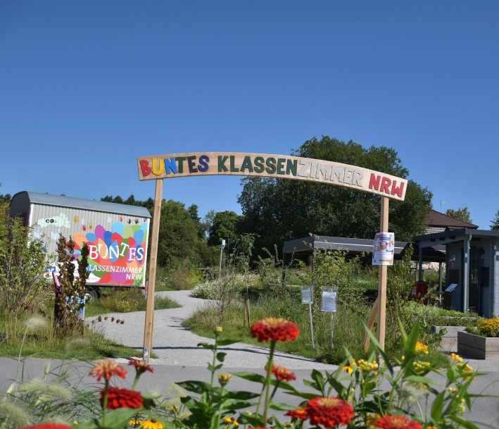 Der Lernort »Buntes Klassenzimmer« im Huxarium Gartenpark Höxter mit roten Blumen 