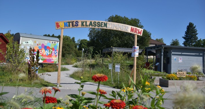 Der Lernort »Buntes Klassenzimmer« im Huxarium Gartenpark Höxter mit roten Blumen 