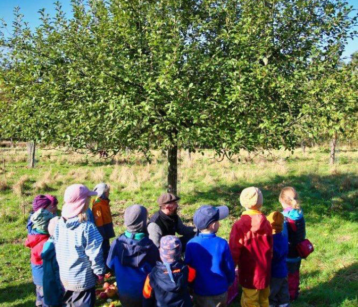 Eine Schulklasse auf Exkursion beim Lernort Haus der Natur, Biologische Station im Rhein-Kreis Neuss e.V.