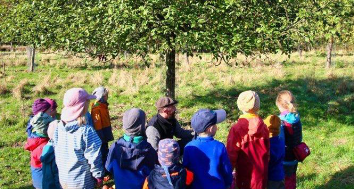 Eine Schulklasse auf Exkursion beim Lernort Haus der Natur, Biologische Station im Rhein-Kreis Neuss e.V.