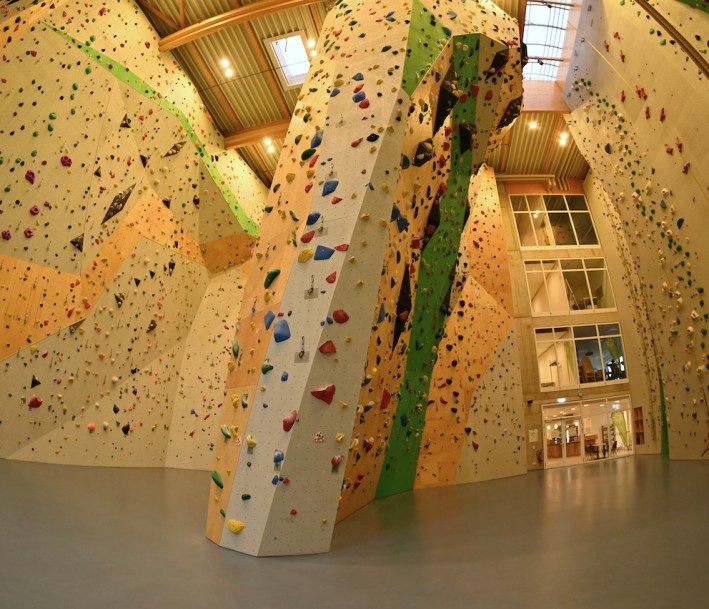 Eine Kletterwand des Lernorts DAV alpin zentrum Bielefeld