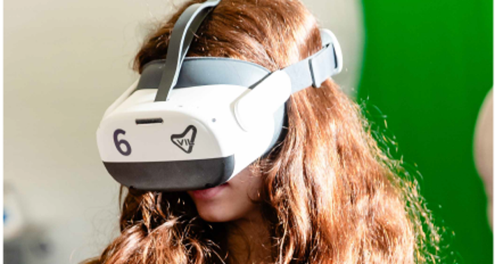 Eine Schülerin mit einer VR-Brille im Lernort Digital Making Place MItte