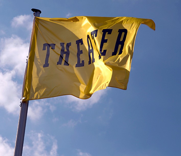 Foto: Beushausen Flagge mit dem Logo des Westfälischen Landestheaters