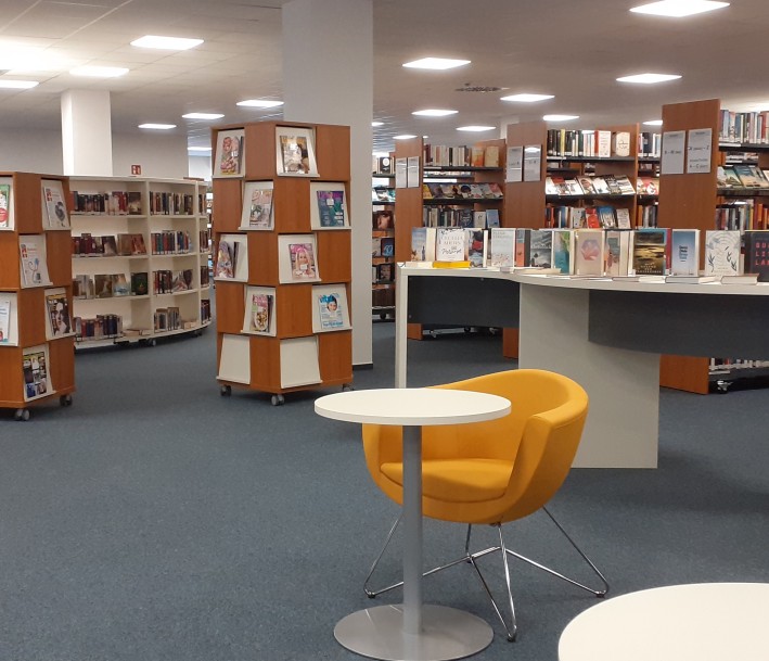 Lernort Stadtbücherei Ennepetal mit Bücherregalen und Sitzmöglichkeiten