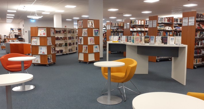 Lernort Stadtbücherei Ennepetal mit Bücherregalen und Sitzmöglichkeiten