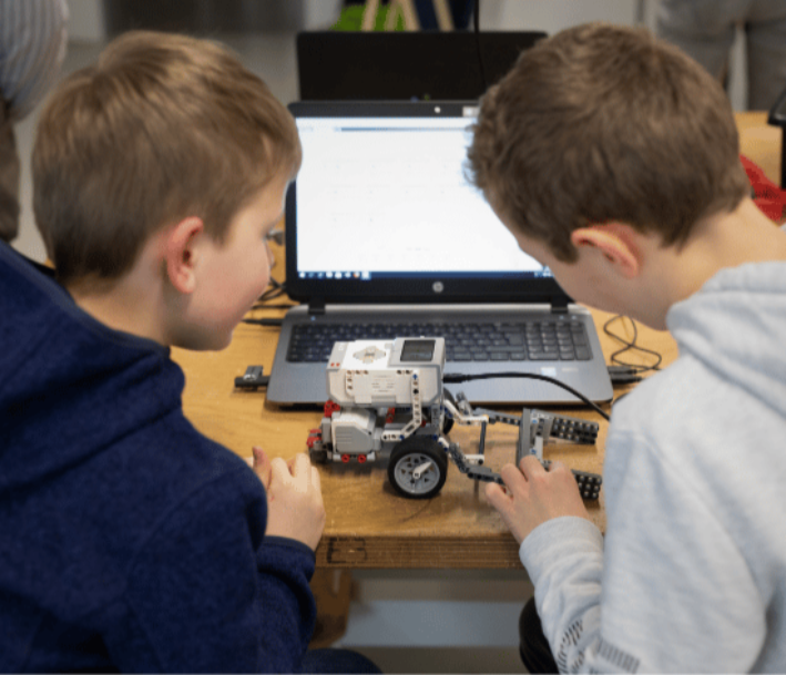 Schüler programmieren Roborter am Lernort des zdi Netzwerk Kreis Warendorf 
