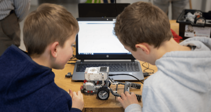 Schüler programmieren Roborter am Lernort des zdi Netzwerk Kreis Warendorf