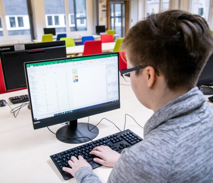 Junge Frau am PC im Medienzentrum Gelsenkirchen