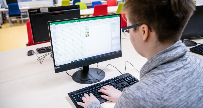 Junge Frau am PC im Medienzentrum Gelsenkirchen